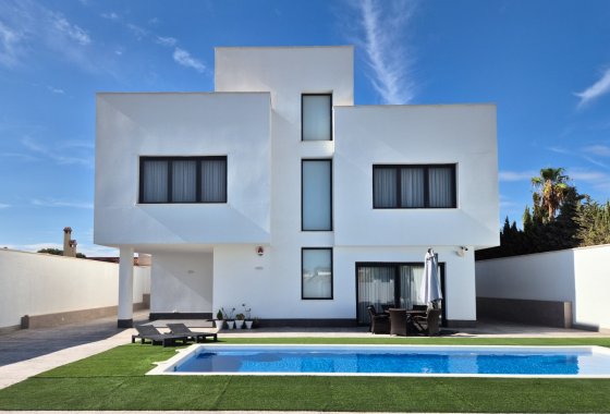 Detached Villa - Resale - La Escuera - La Marina