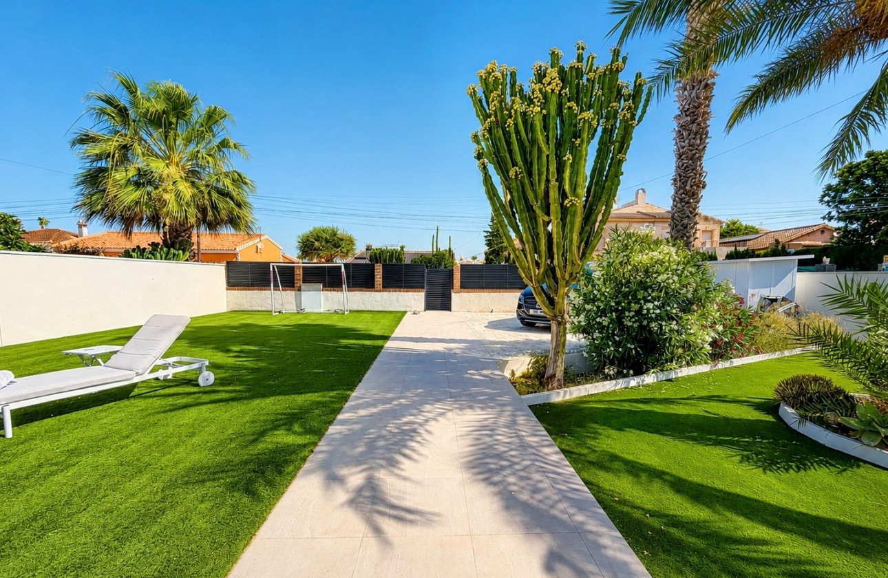 Resale - Detached Villa - La Marina