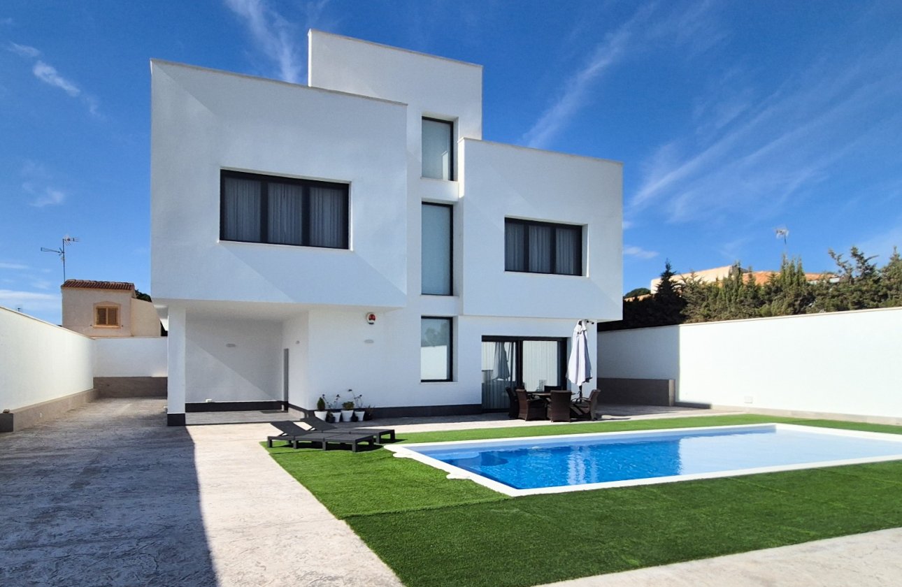 Reventa - Villa independiente - La Escuera - La Marina