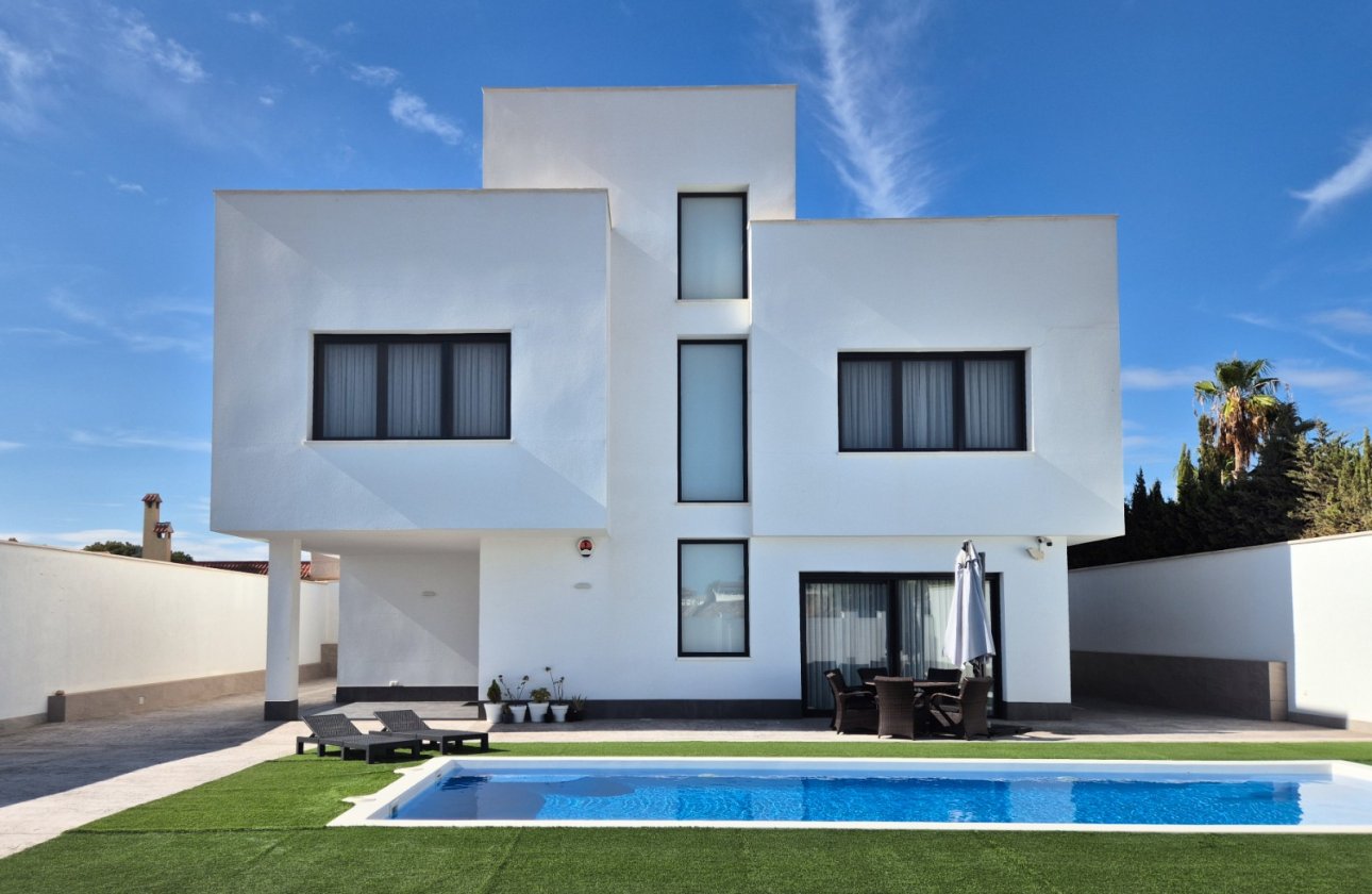 Reventa - Villa independiente - La Escuera - La Marina