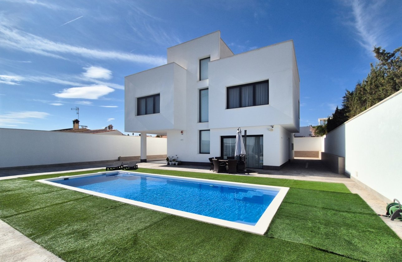 Reventa - Villa independiente - La Escuera - La Marina