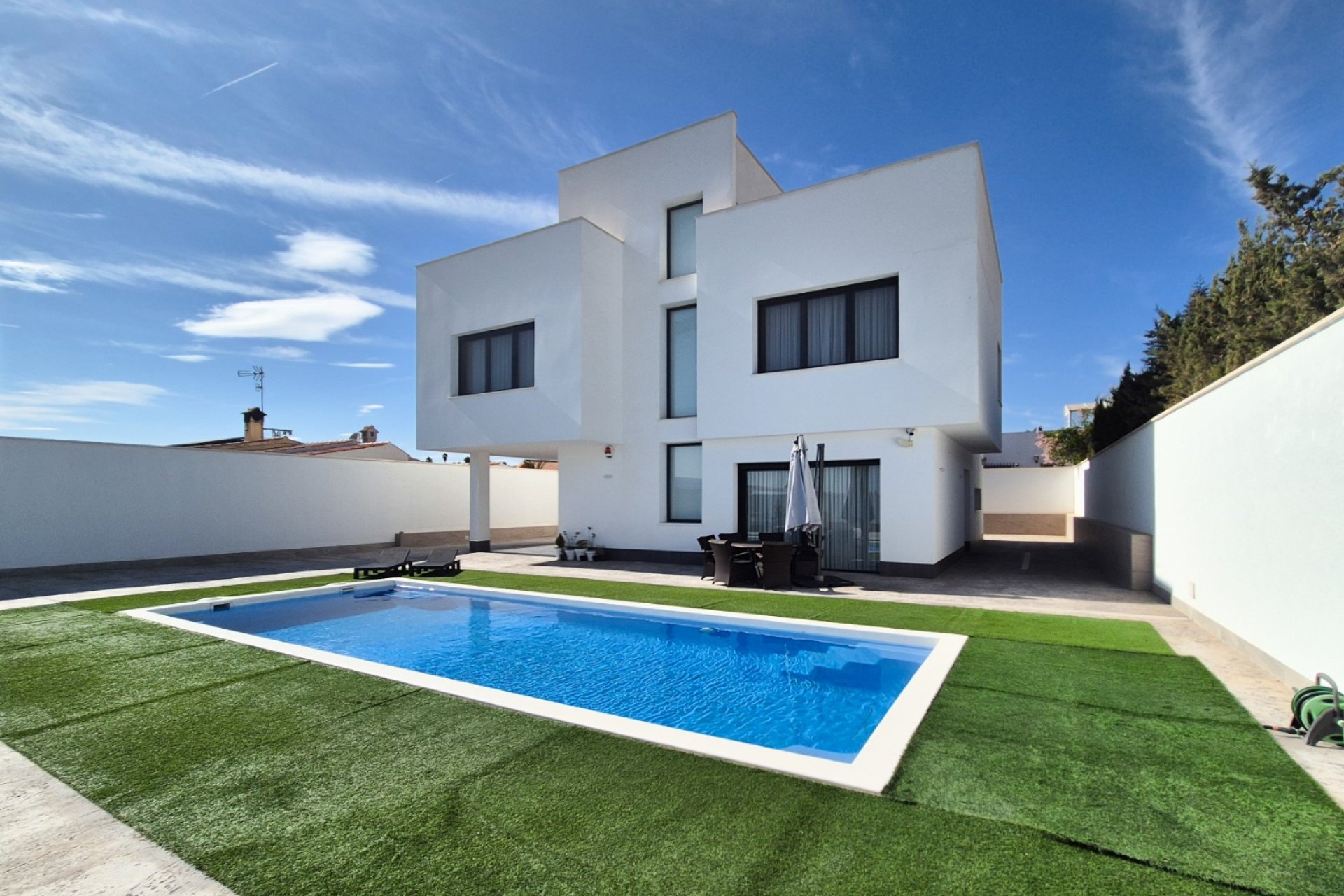 Reventa - Villa independiente - La Escuera - La Marina