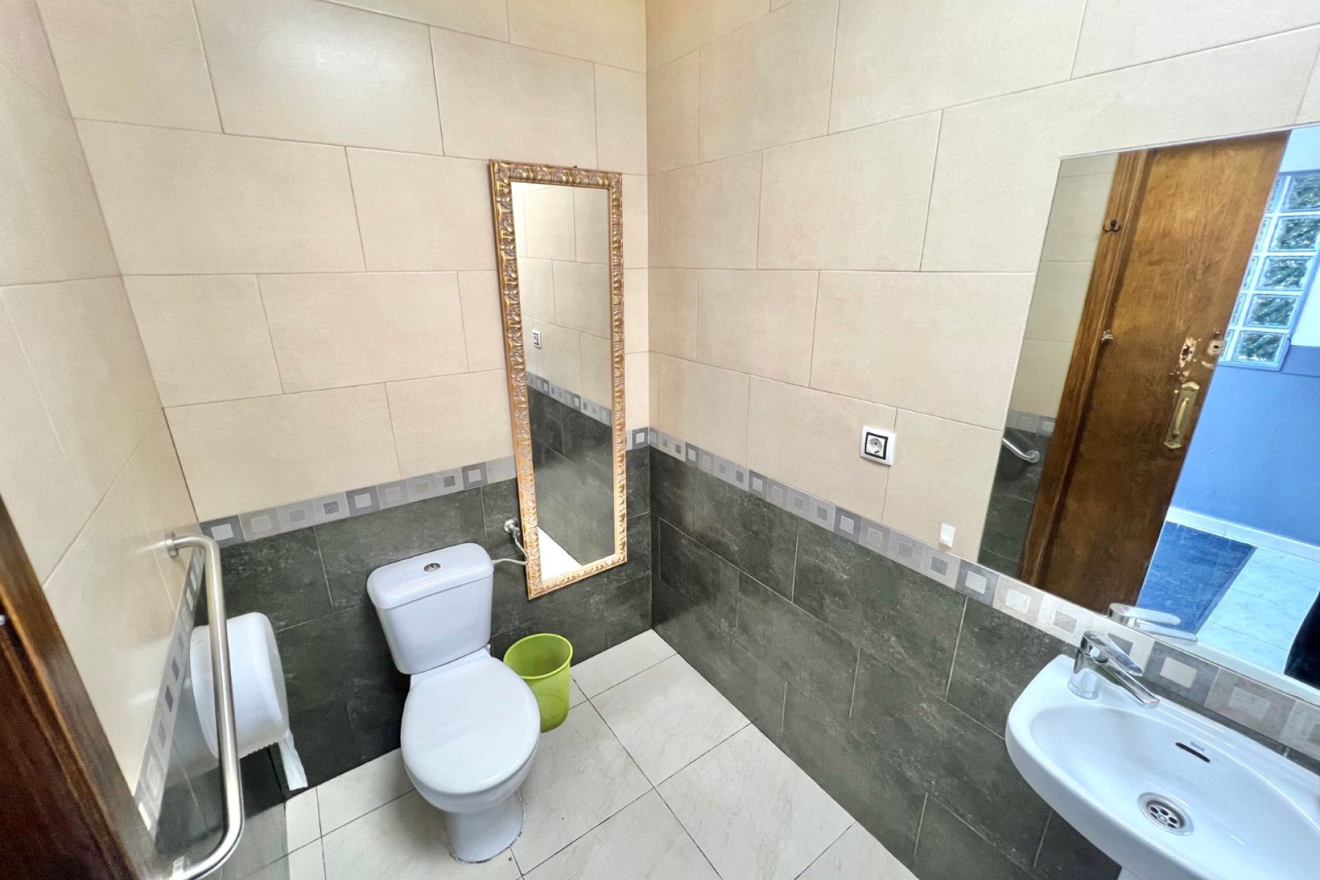 Wiederverkauf - commercial property - La Marina