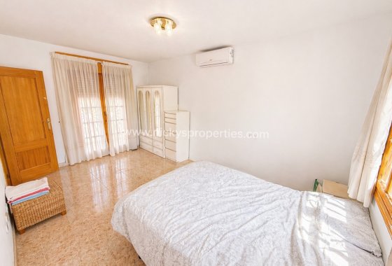 Resale - Detached Villa - La Marina