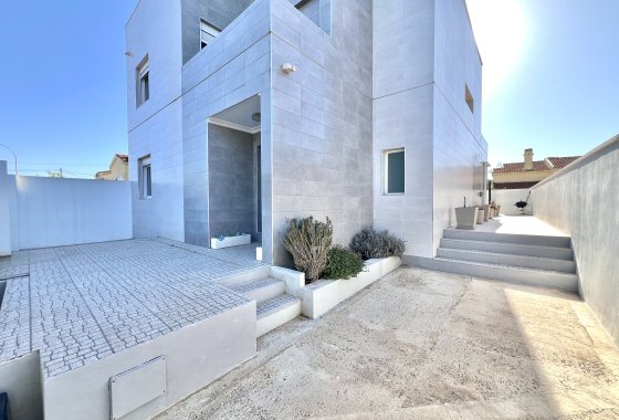 Resale - Detached Villa - La Marina